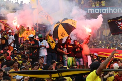 En el Clásico del Astillero 235 se prendieron bengalas que repercutieron en multas para Barcelona