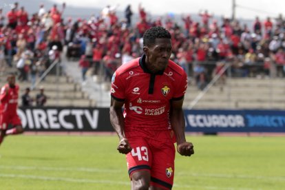 Jorge Ordóñez festeja uno de los dos goles para El Nacional ante Mushuc Run en CopaEcuador
