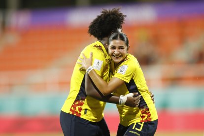 El festejo de Caprice Chiuchiolo (d), quien marcó dos goles en la victoria 4-0 sobre Nueva Zelanda.