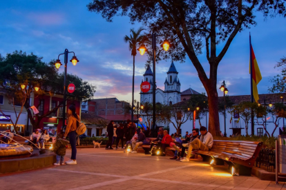 Turistas en el parque de San Blas en Cuenca.