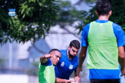 Alexander González (d) ha dejado la titularidad con Emelec en la segunda fase de LigaPro