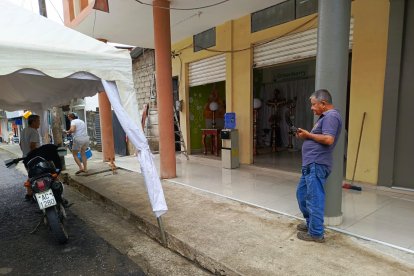 En las calles Simón Bolívar y Pedro Almeida velaron a la secretaria asesinada.