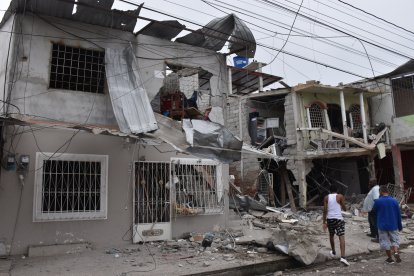 En el barrio Cristo del Consuelo, al norte de Machala, unas viviendas quedaron destruidas.
