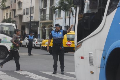 Agentes metropolitanos en el centro de Guayaquil ayudando a controlar el tránsito.