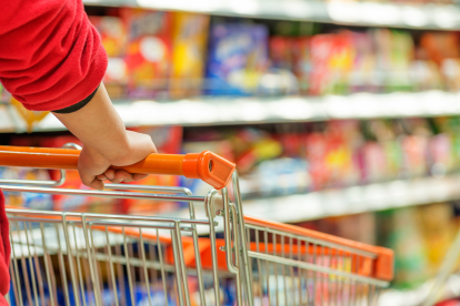 Referencial. Comprando en supermercado.