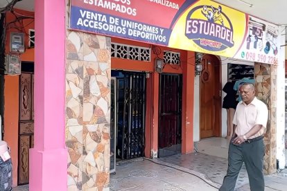 Comercios en Esmeraldas lucen desolados.