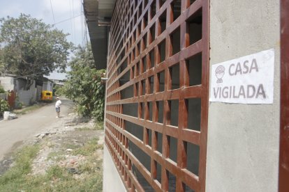 Los extorsionadores colocan adhesivos a las casas ‘vacunadas’.