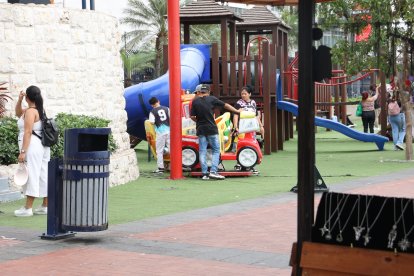 Las áreas recreativas del Malecón 2000 se mantienen llenas desde que iniciaron los cortes de energía.