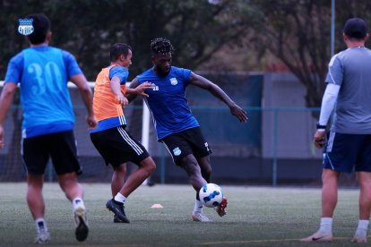 Joao Quiñónez (d) sería una de las alternativas en Emelec para ocupar el puesto de Luis Fernando León (lesionado) ante Universidad Católica