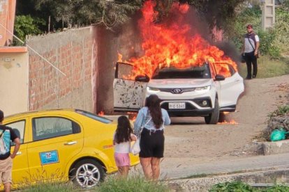 Sicarios habrían quemado el vehículo utilizado en el ataque a fiscal.