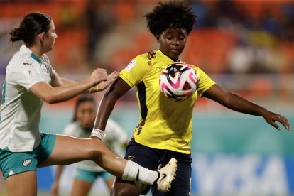 Jaslym Valverde de Ecuador disputa un balón con Natalie May Young de Nueva Zelanda .