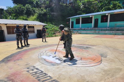 Militares borran imágenes y leyendas alusivas al Negro Willy.