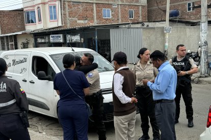 Momento en el que Emerson Luna abrazó a la madre del policía caído, para consolarla.