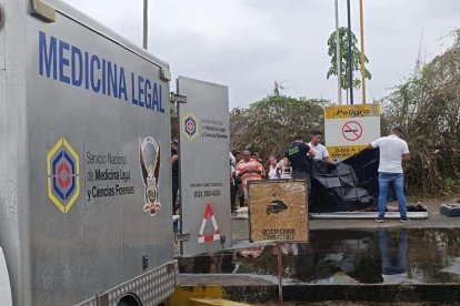 El cuerpo apareció dentro del contenedor de combustible en una gasolinera.