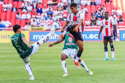 Álex Arce estuvo en el ataque de los Albos ante Mushuc Runa.