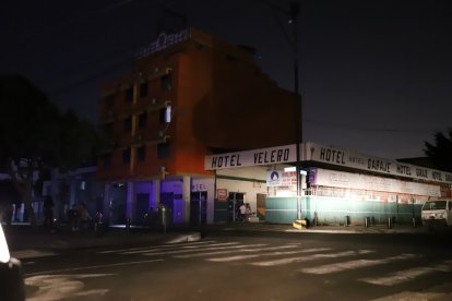 Una pareja fue captada por EXTRA mientras ingresaba a un hotel en medio del corte de luz en el barrio Garay.