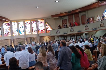 Los fieles llenaron cada banca de la misa la mañana de este 27 de octubre.