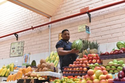 El vendedor ha ofrecido las más frescas frutas en el mercado Iñaquito durante poco más de 20 años.