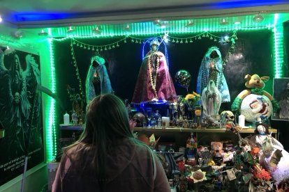 A este altar de la Santa Muerte, ubicado dentro de una de las casa de La Mena 2, acuden a diario decenas de personas a pedir favores.