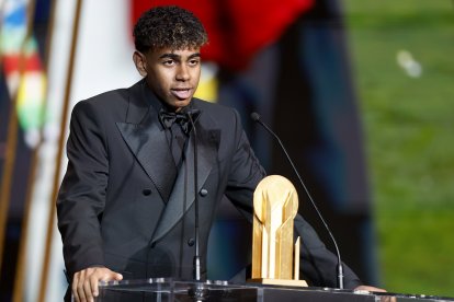 Paris (France), 28/10/2024.- Barcelona and Spain forward Lamine Yamal delivers his speech after receiving the Kopa Trophy for the best player under the age of 21 at the Ballon d'Or 2024 ceremony at the Theatre du Chatelet in Paris, France, 28 October 2024. (Francia, España) EFE/EPA/MOHAMMED BADRA