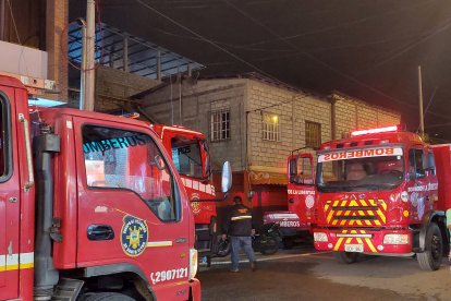 Los bomberos llegaron y atendieron la emergencia.