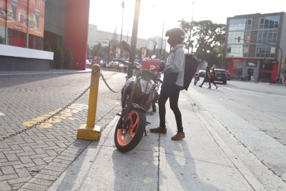 Steven Cobos hace base en un restaurante de comida rápida que sí tiene generador.