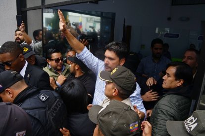 Jan Topic saludó con sus simpatizantes tras su llegada al Tribunal Contencioso Electoral (TCE), este martes 29 de octubre de 2024.