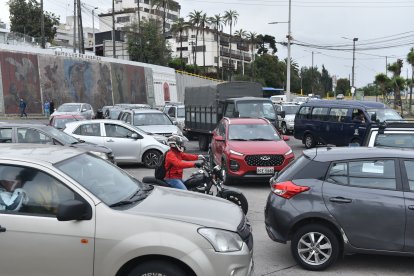 La falta de semáforos operativos, a causa de los apagones, perjudica a conductores y peatones.
