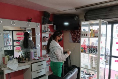 Cuando no tiene energía, Rosa Yupanqui se conecta a la red eléctrica de unos vecinos para trabajar en el gabinete.