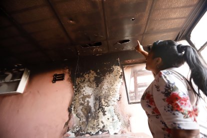 La hermana de Miriam señala por dónde avanzó el fuego.