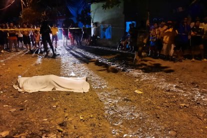 El cuerpo fue cubierto con una sábana de color blanco.