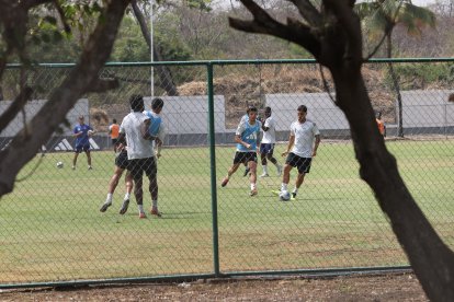 Los jugadores de Emelec siguen entrenando pese a las deudas que mantienen con ellos.