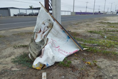 La gigantografía de su rostro sonriente también está destruida.