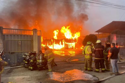 Los bomberos de Machala aún no pueden controlar el fuego.