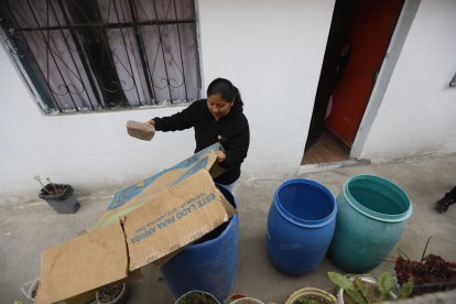 Daniela Moina Armas / Quito
Les importa un ‘pito’ el llamado al ahorro de agua. Mientras desde el Municipio de Quito se clama por duchas ‘al vuelo’, los lavadores de autos siguen desperdiciando el líquido sin que nadie los detenga. 
La Organización Mundial de la Salud estima que el consumo de agua por habitante es de 100 litros, pero en Quito, especialmente en verano, se llega a consumir hasta 250 litros. ¡Una locura!
Por ejemplo, en sectores como La Gatazo y La Ecuatoriana, en el sur, han proliferado las lavadoras de carros, muchas de ellas ilegales, ya que usan el espacio público para sus actividades. Esto está prohibido y tiene consecuencias medioambientales, según la Agencia Metropolitana de Control (AMC).
Durante un recorrido, EXTRA evidenció el uso indiscriminado del agua en este tipo de negocios. Se utilizan mangueras a presión para eliminar el detergente de los vehículos. La Empresa Metropolitana de Agua Potable y Alcantarillado (Epmaps) informó que no existen medidas sancionatorias para este uso.
Lo que sí se puede hacer es retirar medidores adulterados y cobrar un rubro adicional a los predios considerados comerciales.

Sin proyectos de ordenanza
El concejal Andrés Campaña reconoce que no hay ninguna ordenanza que regule este tema, ni propuestas desde los ediles por ahora. “Sí hemos pedido información sobre los niveles de abastecimiento para Quito”, añadió.
Michael Alulestia, otro edil, considera preocupante los datos de consumo. “En algún punto se tendrá que llegar a la restricción de agua”, aseveró. Además, sugiere que en las facturas se refleje el consumo en litros cúbicos y no en metros, para que los ciudadanos puedan ver la magnitud de lo que utilizan.
Por ahora, desde la Epmaps se han publicado videos en redes sociales exhortando a los quiteños a ahorrar agua y ofreciendo algunos consejos al respecto. Sin embargo, algunos consideran que no es suficiente. “Se gastaron 2 millones de dólares en publicidad. Habría sido mejor destinar ese dinero a campañas educomunicacionales sobre este tema”, dijo un concejal.

Fugas de agua
Campaña también mencionó que las fugas de agua son preocupantes, ya que al menos el 40 % del desperdicio se origina en este problema. “Vemos que los vecinos llevan semanas pidiendo arreglos y no llegan”, comentó.
Para abordar esta situación, serían necesarios cambios en las tuberías de varios tramos de la ciudad. EXTRA solicitó información sobre esta necesidad a la empresa responsable, pero hasta el cierre de esta edición no hubo respuesta.