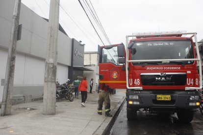 Personal de Bomberos realizó la limpieza de escombros tras el accidente.