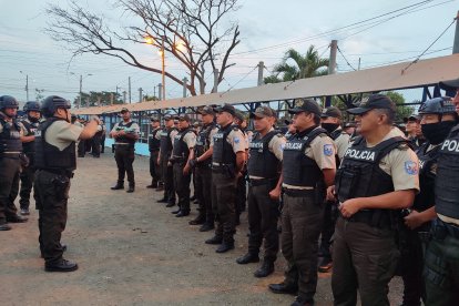 La Policía Nacional ejecutó intervenciones dentro de la Penitenciaría del Litoral.