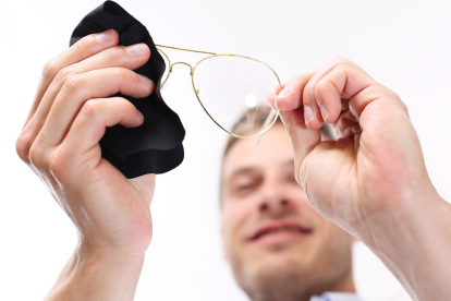 Conoce cómo limpiar tus lentes de forma correcta.