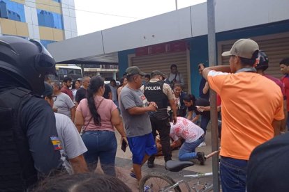 El caos se apoderó de los estudiantes y padres de familia en la Av. Jubones.