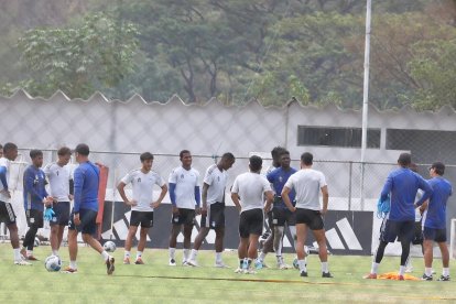 Emelec no puede fichar hasta julio de 2027 y al final de esta temporada 2024 podría perder 11 jugadores.