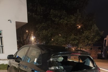 Este auto fue reportado como robado y además la policía halló una pistola.
