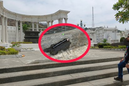 Baly el caminante observa la tumba de Víctor Emilio Estrada, donde se visualizan extrañas ofrendas.