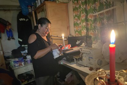 Elizabeth Freire no puede utilizar la máquina de coser cuando no hay luz. Debe hacerlo a mano, pero asegura que no es lo mismo.