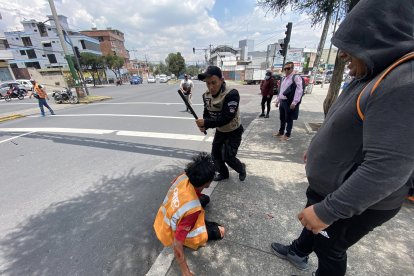 El guardia le partió la cabeza con el tolete al cuidador de carros.