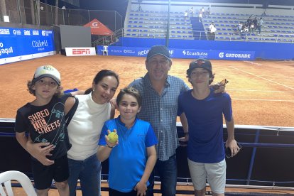 La familia Álvarez Molina acude todas las noches al evento deportivo.