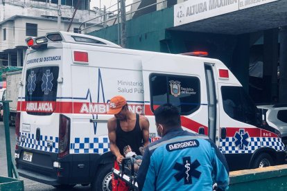 Paramédicos llegaron y empezaron a brindar auxilio a la víctima.