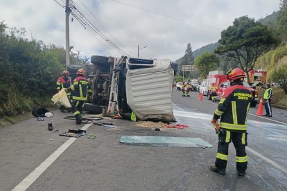 Un nuevo accidente de tránsito se registró la mañana de este viernes 1 de noviembre de 2024 en la avenida Simón Bolívar, de Quito.