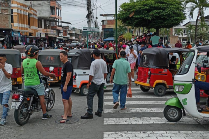 Conmoción en pleno parque central del cantón por un ataque al estilo sicariato.