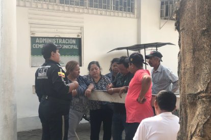 La viuda (centro) contó que su esposo se dedicaba a realizar trabajos agrícolas.