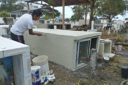 Los arreglos en las tumbas marcaro este 1 de noviembre en los cementerios de Santa Elena.